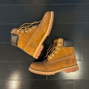 Classic Timberlands in mint condition, worn once. Size 6.5 Women US.